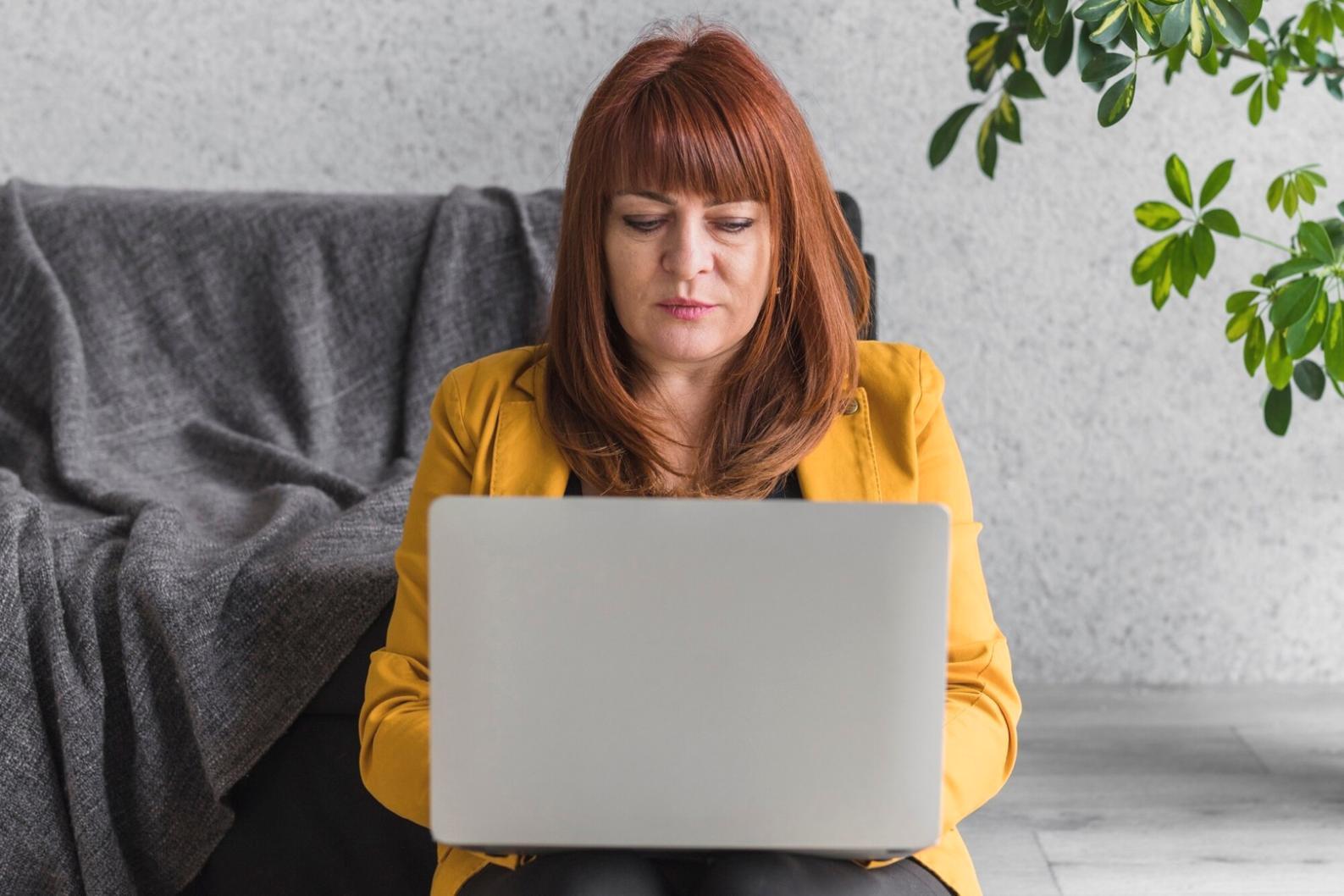 Espacio de trabajo moderno con emprendedores colaborando en estrategias financieras